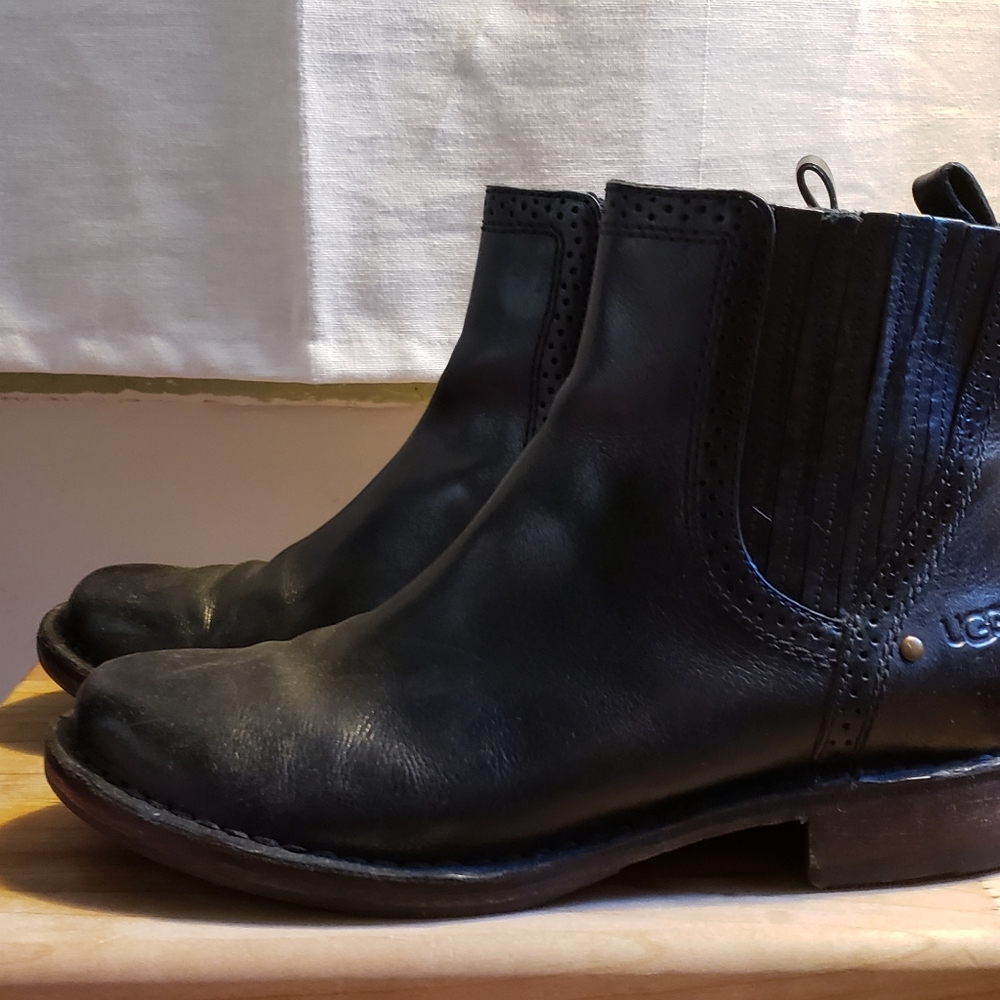 Beautiful black Ugg ankle boots. Size 7.5, sheepskin footbed.